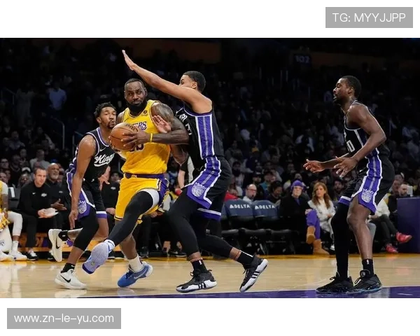 詹姆斯因脚踝酸痛缺阵雄鹿战，湖人锋线轮换受考验