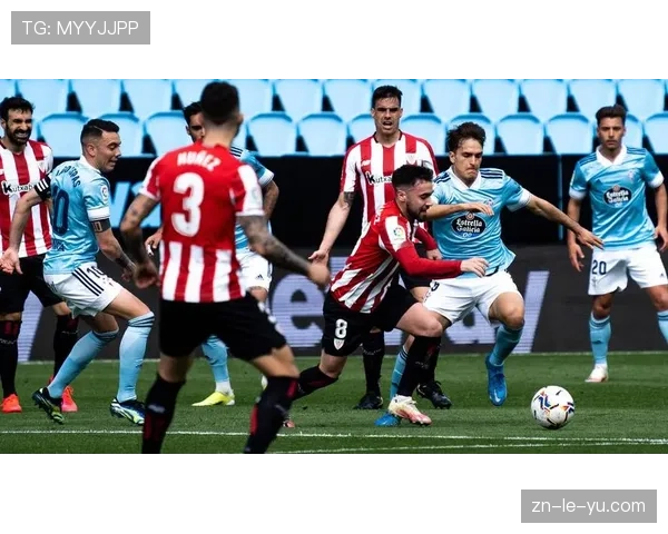 镜头追踪:一次典型的皇家社会边路小组配合,从发动到完成传中的全过程 镜头追踪:一次典型的皇家社会边路小组配合,从发动到完成传中的全过程